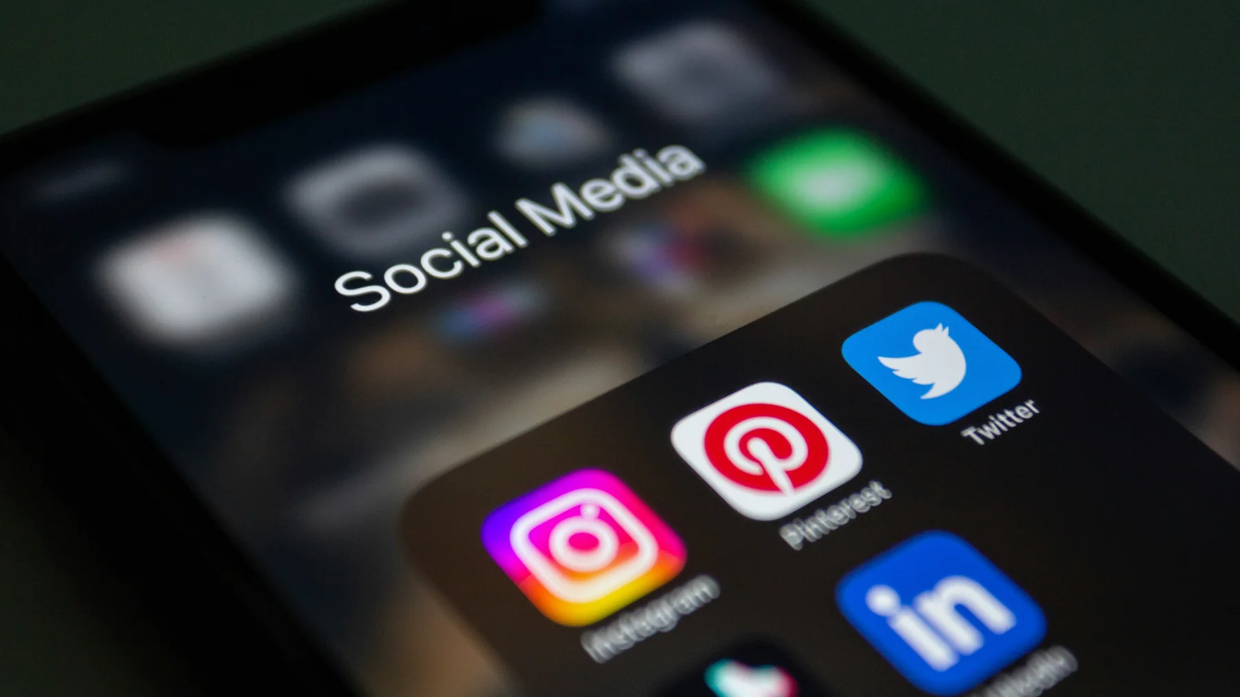 Instagram profilini telefon üzerinden inceleyen kullanıcı